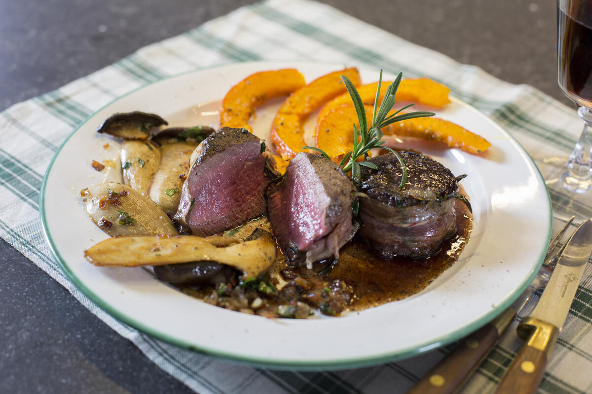 Hirschrückensteaks im Speckmantel mit Kürbisspalten und ...