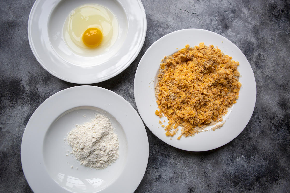 Eier mit der Sahne in einem tiefen Teller verquirlen und mit Salz und Pfeffer würzen. Mehl in einen tiefen Teller geben. Chips zu kleinen Bröseln zerdrücken, mit den Semmelbröseln vermengen und in einen dritten tiefen Teller füllen.  (Quelle: Dorn/DJV)