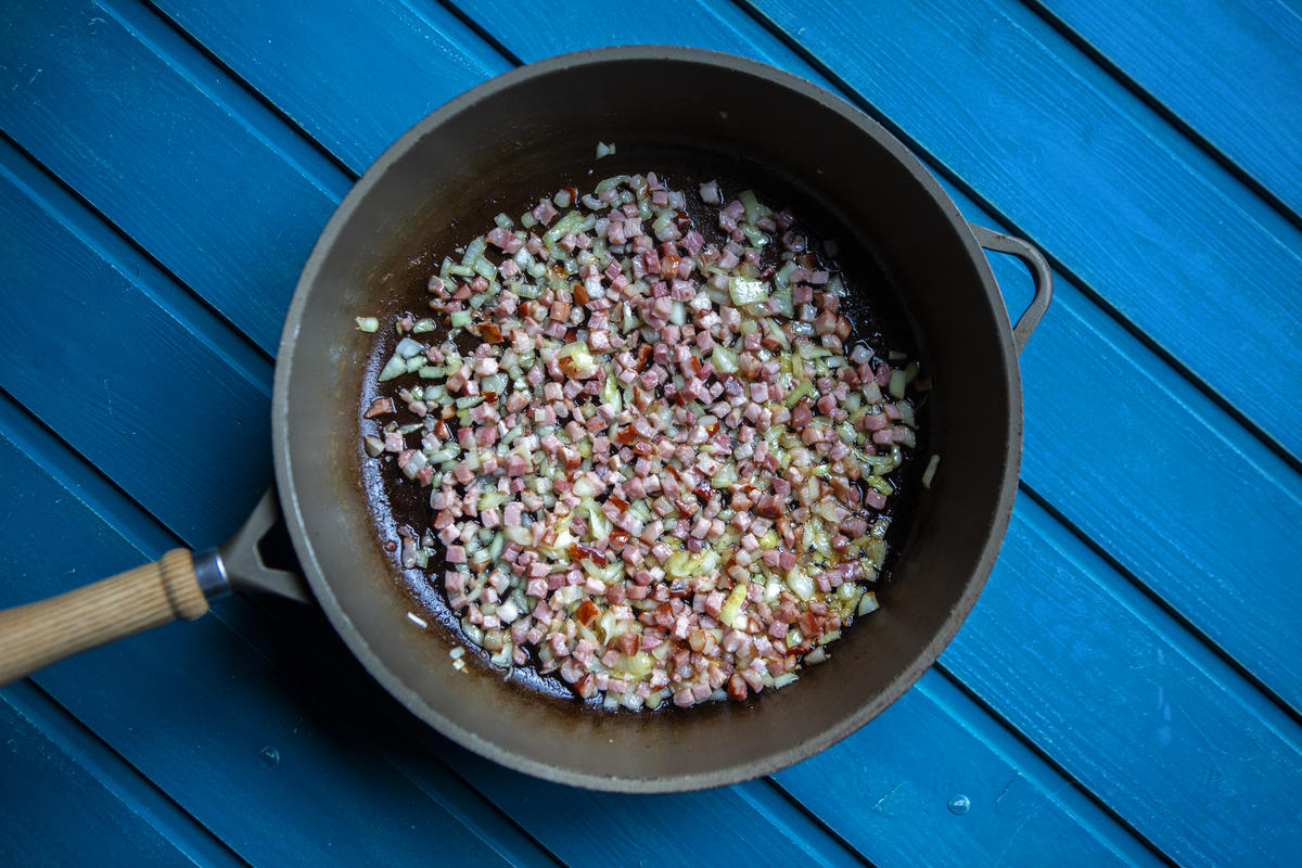 Butter in einem hohen Topf erhitzen lassen und die Zwiebeln und den Speck anrösten.  (Quelle: Dorn/DJV)