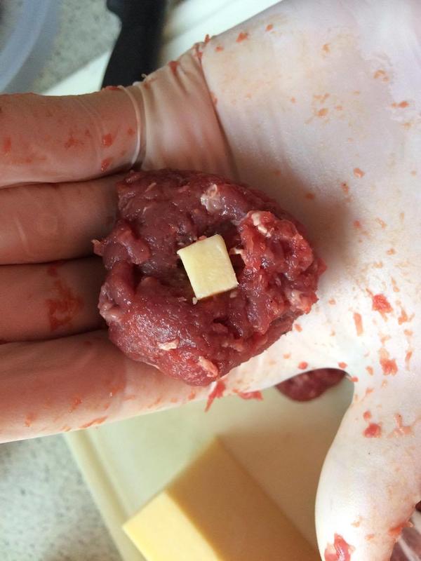 Das Hackfleisch zu kleinen Bällchen formen und ein Stück Cheddar mittig platzieren (Quelle: Bayer/DJV)