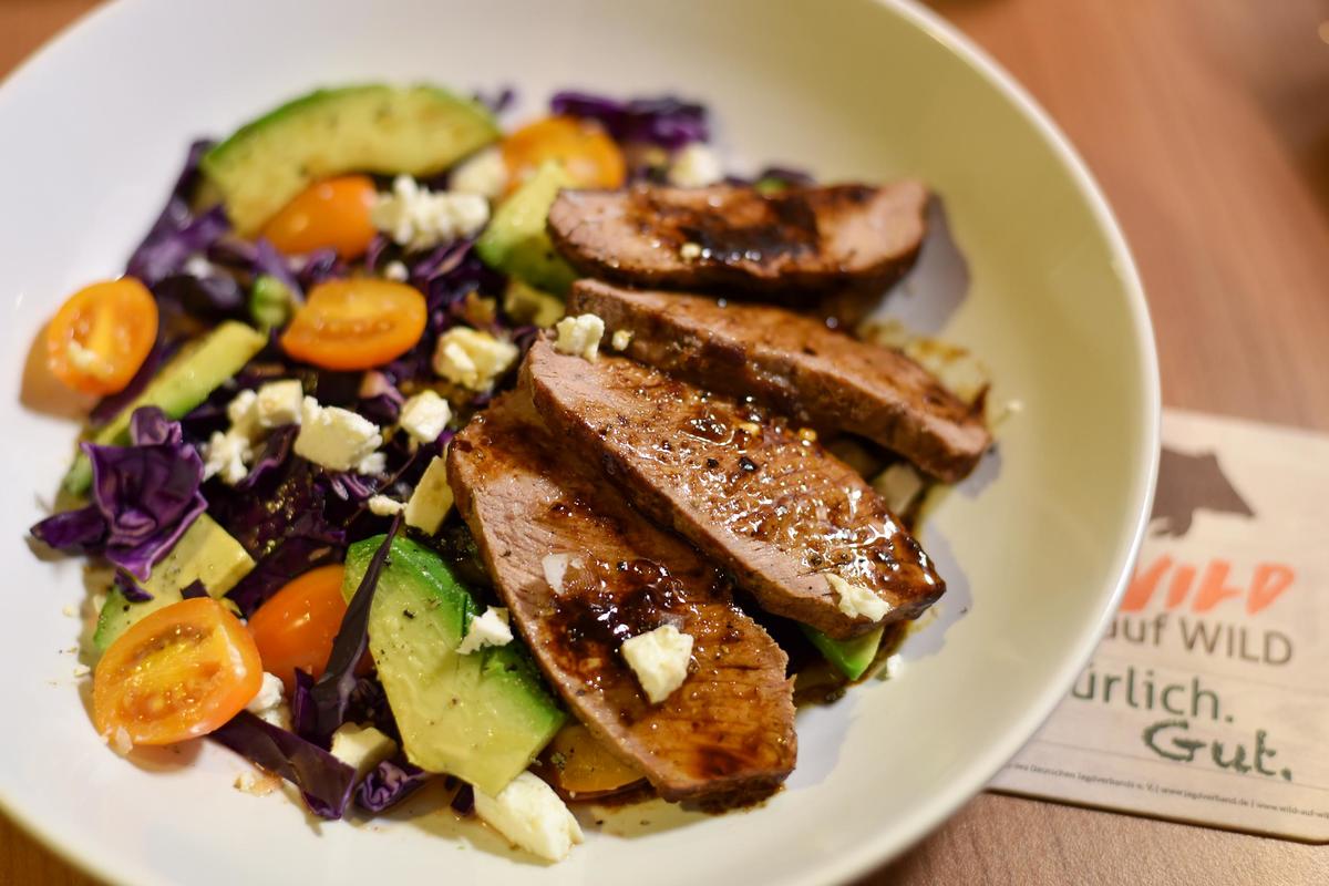 Rotkohlsalat mit Wildschweinrücken | Deutscher Jagdverband