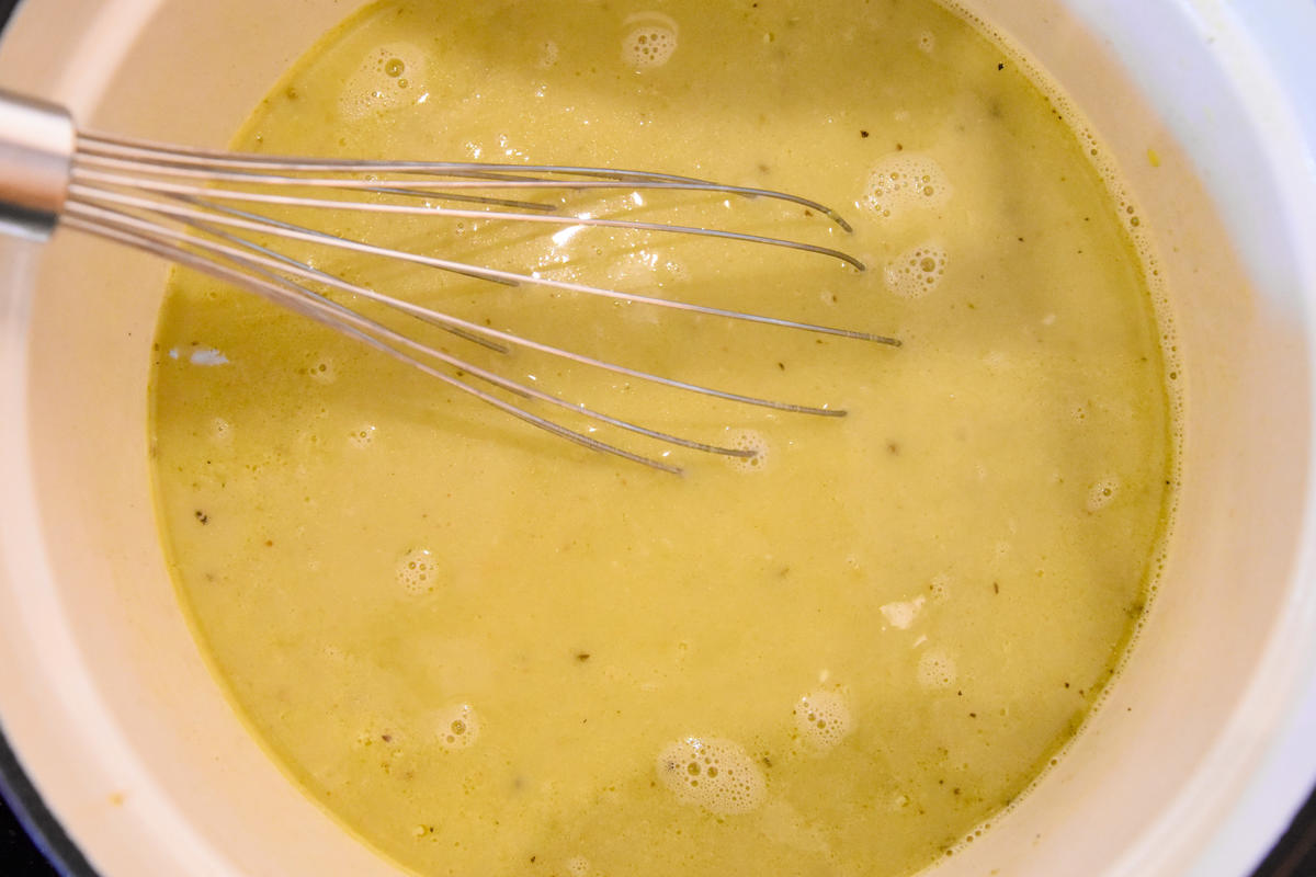 Den Topfinhalt pürieren und Crème fraîche und ein Stück Butter unterrühren.  (Quelle: Kapuhs/DJV)