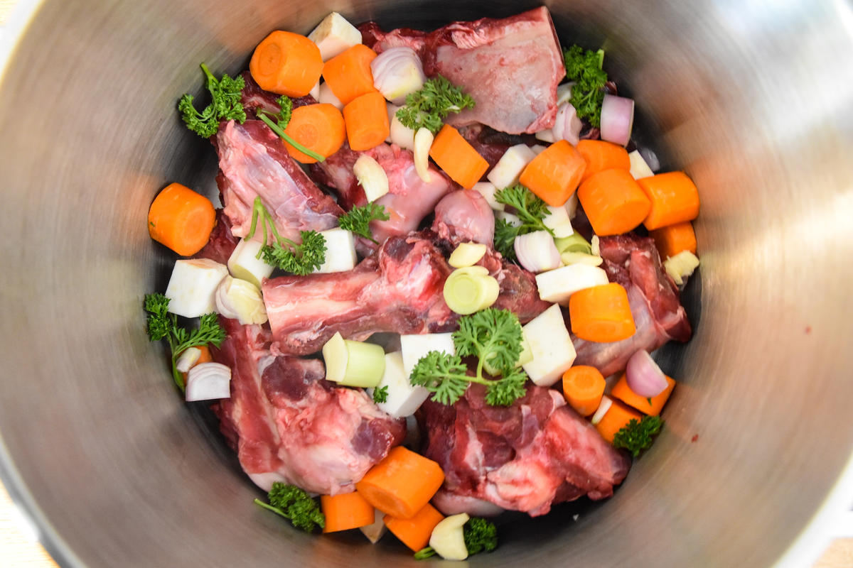 Für den Wildfond die Knochen mit Suppengemüse für 3 Stunden kochen.  (Quelle: Kapuhs/DJV)