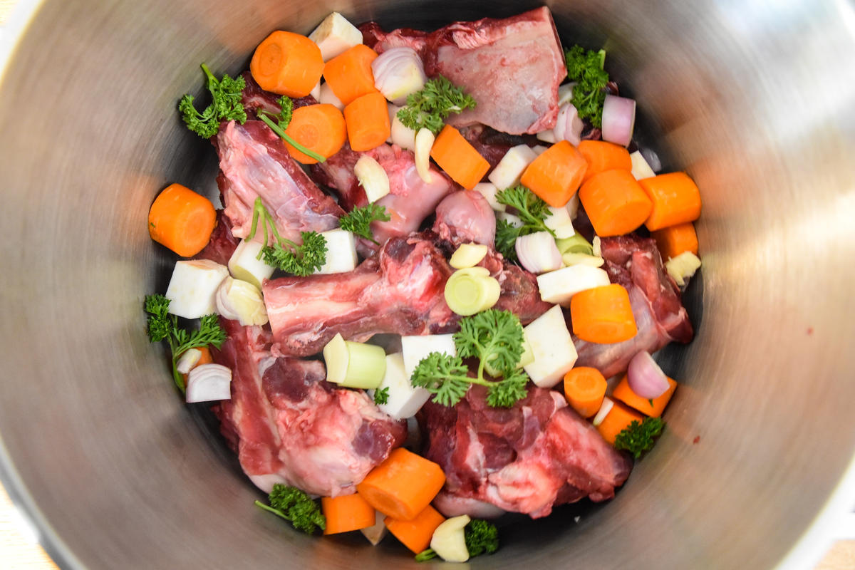 Für den Wildfond die Knochen mit Suppengemüse für 3 Stunden kochen.  (Quelle: Kapuhs/DJV)