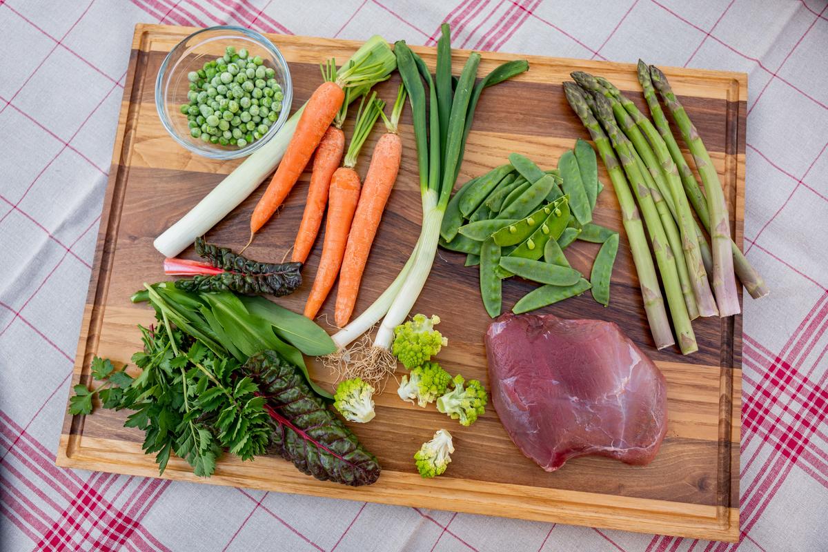 Die Hauptzutaten für den Frühlingseintopf: Fleisch vom Wildschwein, Spargel, Möhren, Porte, Schoten, Erbsen und diverse Kräuter.   (Quelle: Dorn/DJV)