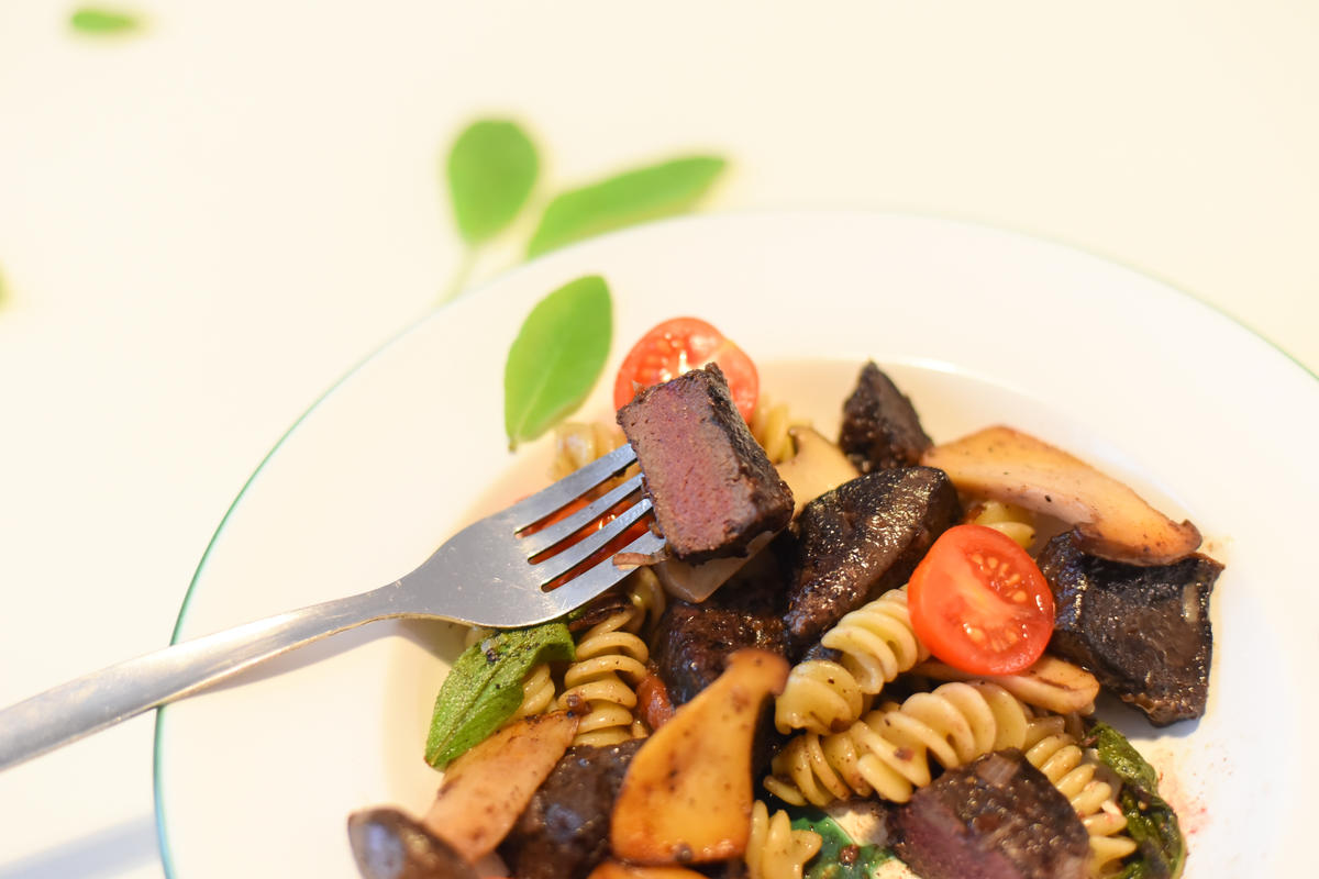 Die Rehleber kann ruhig noch leicht rosa in der Mitte sein. So schmeckt sie schön zart. (Quelle: Kapuhs/DJV)