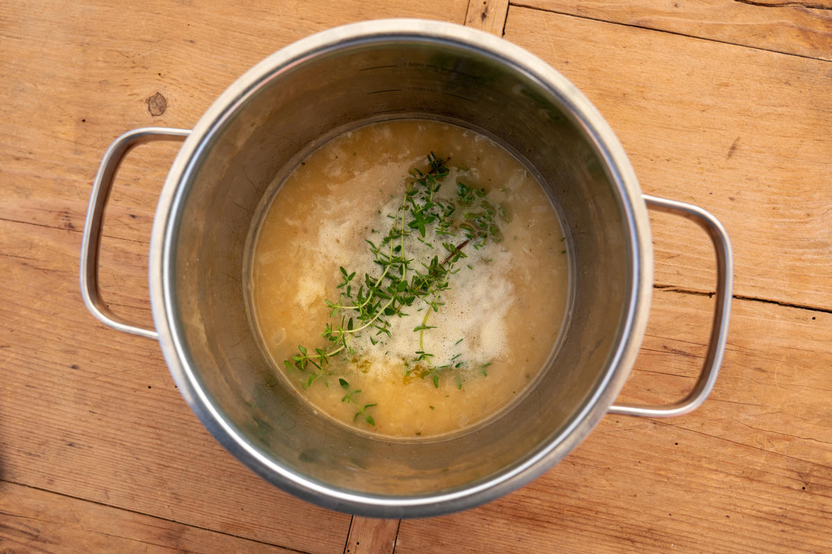 Zwiebel in Butter andünsten, Mehl zugeben und anschwitzen. Mit Milch und Brühe ablöschen, gut umrühren. Thymianzweige dazugeben und unter Rühren zirka 4 Minuten köcheln lassen. (Quelle: Dorn/DJV)