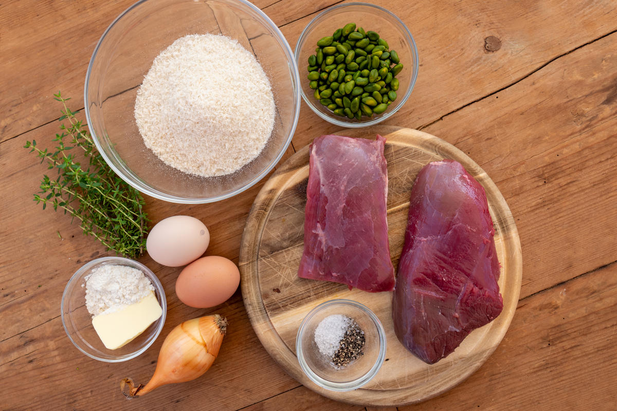 Die Hauptzutaten für das Gericht: Rehfleisch aus der Keule, Pistazien und Thymian. (Quelle: Dorn/DJV)