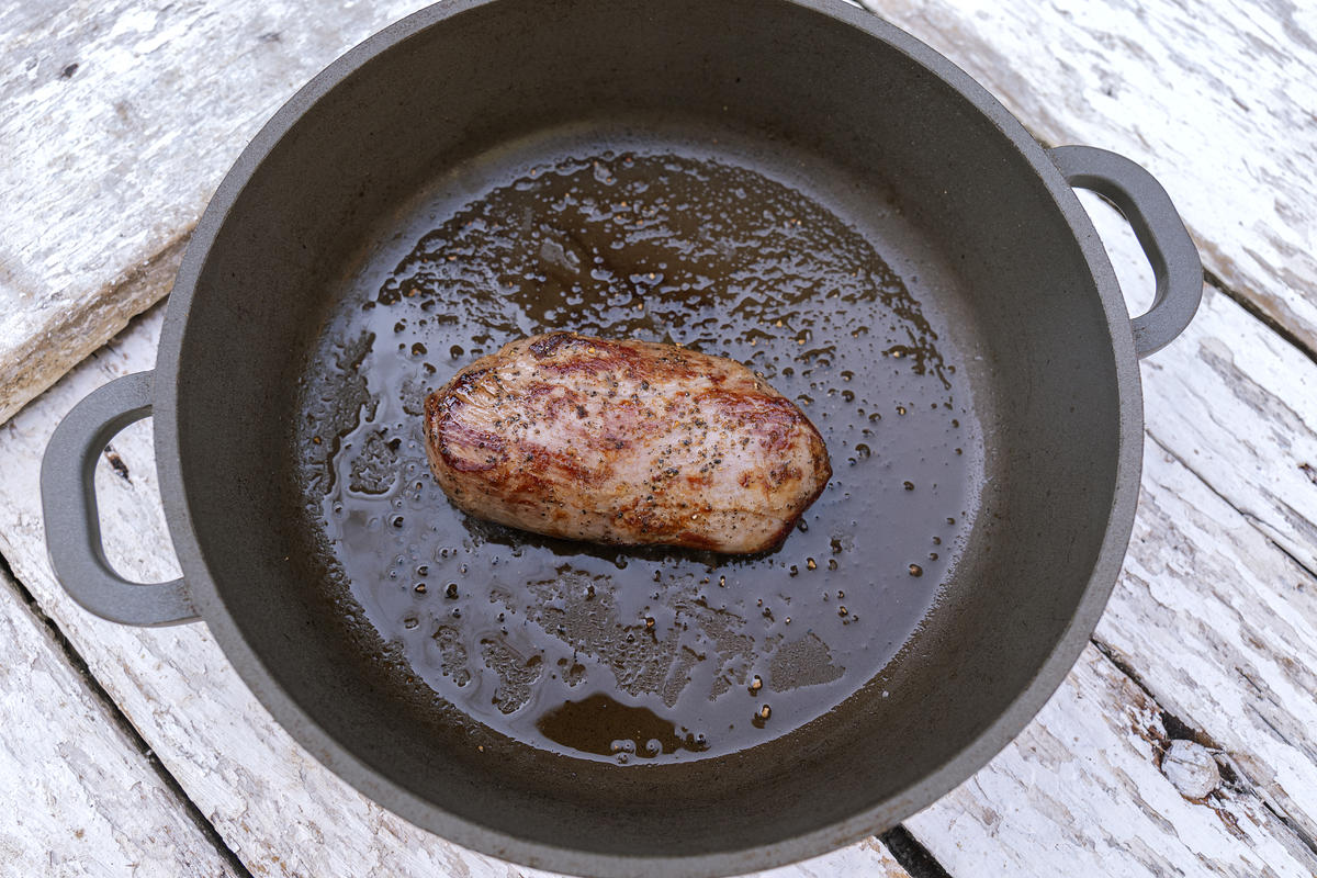 Oberschale vom Reh salzen und pfeffern. 2 EL Öl in einer Pfanne erhitzen, Oberschale von beiden Seiten scharf anbraten. Dann im Ofen für ca. 10 Minuten gar ziehen. (Quelle: Dorn/DJV)