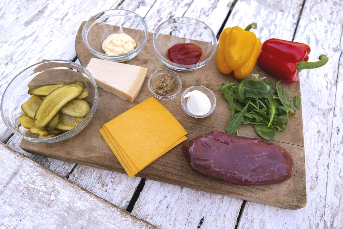 Die Hauptzutaten für das Rezept: Reh-Oberschale, Cheddar, Paprika, Baguette.  (Quelle: Dorn/DJV)