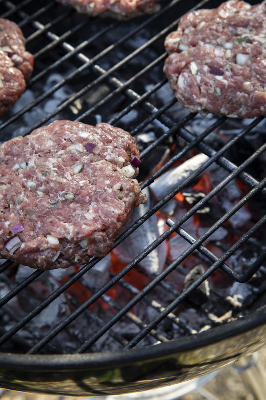 Das Wildhack mit Senf, einem Ei, Zwiebel und Petersilie vermengen, salzen und pfeffern, und sechs gleich große Patties formen. Patties bei direkter Hitze von beiden Seiten zirka zwei bis drei Minuten grillen. (Quelle: Czybik/DJV)