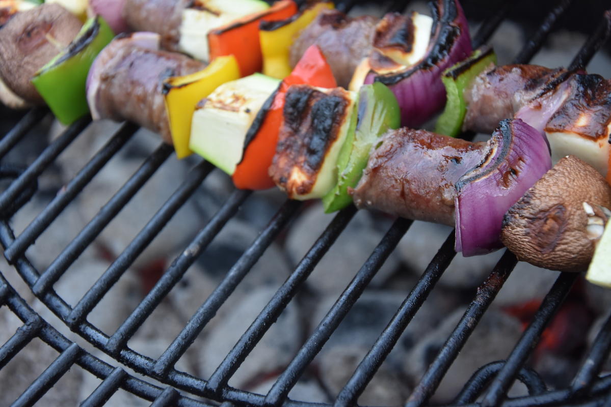 Je Seite zirka drei vier Minuten grillen. Anschließend mit Olivenöl beträufeln, salzen und pfeffern.  (Quelle: Kapuhs/DJV)