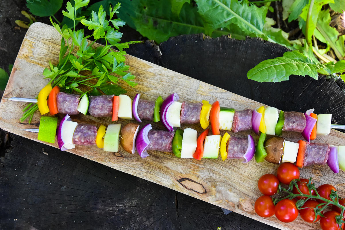 Gemüse, Käse und Wildwurst in mundgerechte Stücke schneiden und aufspießen.  (Quelle: Kapuhs/DJV)