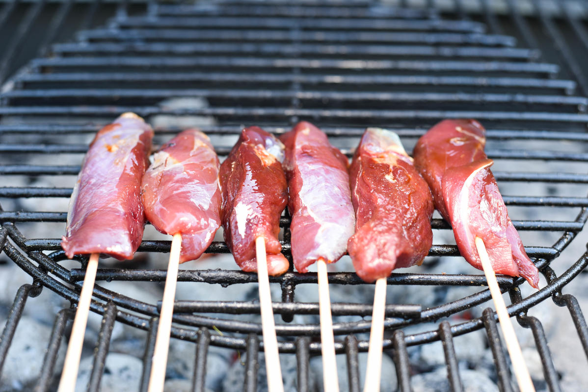 Die Stockentenbrüste für zirka 5 Minuten je Seite grillen, anschließend bei indirekter Hitze noch kurz ziehen lassen.  (Quelle: Kapuhs/DJV)