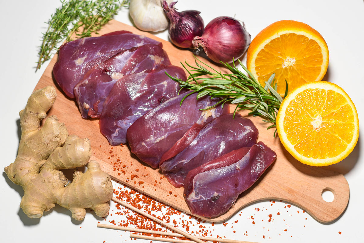 Die Hauptzutaten für das Rezept: Stockentenbrust, Orange, frische Kräuter, Chiliflocken, Ingwer und Knoblauch.  (Quelle: Kapuhs/DJV)