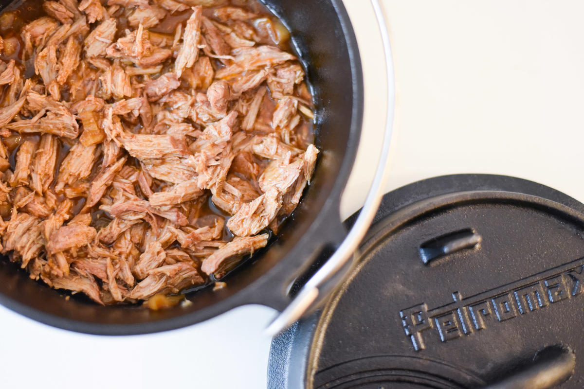 Ist das Fleisch nun weich, dieses auf einem Teller oder in einer Schüssel mit zwei Gabeln zerrupfen. Nach und nach die Flüssigkeit aus dem DutchOven dazugeben, mit Pfeffer nachwürzen.  (Quelle: Kapuhs/DJV )