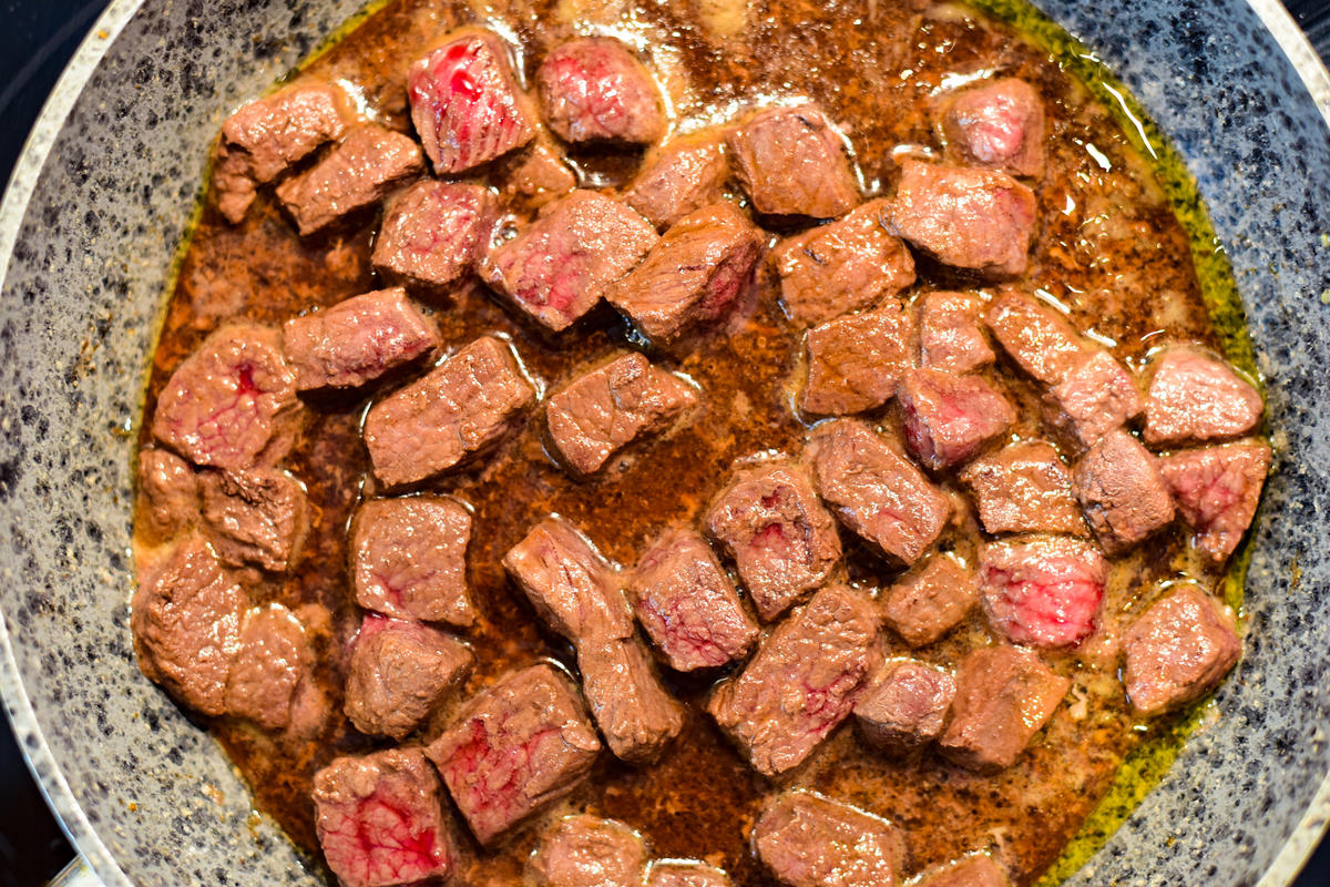Wildbret-Würfel für ein bis max. zwei Minuten scharf anbraten und mit Sojasauce ablöschen. Anschließend direkt mit dem Gemüse auf den frittierten Glasnudeln anrichten.  (Quelle: Kapuhs/DJV)