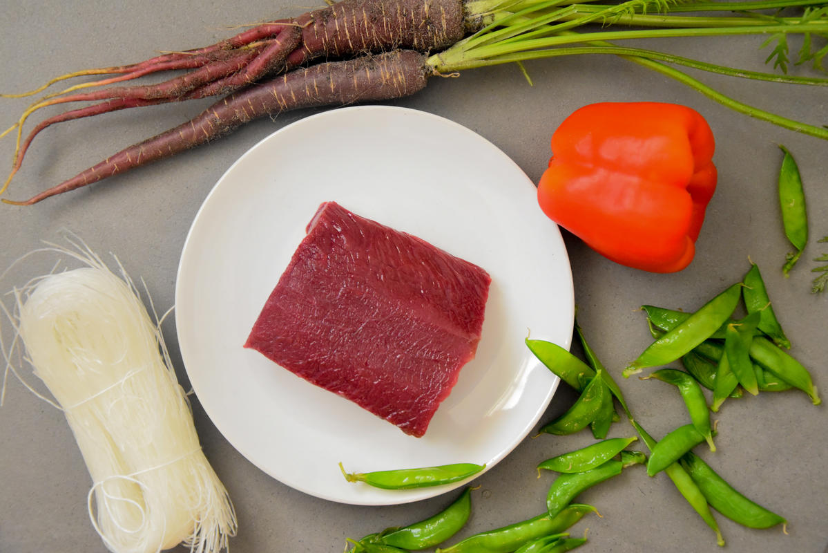 Die Hauptzutaten für das Rezept: Rotwildrücken, Paprika, Möhren, Zuckerschoten und Glasnudeln. (Quelle: Kapuhs/DJV)
