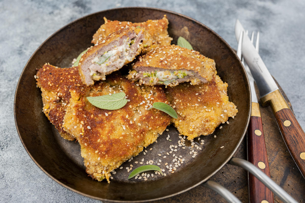 Butterschmalz in einer Pfanne erhitzen und die Schnitzel von beiden Seiten knusprig braten, anschließend im Backofen ca. 8-10 Minuten garen lassen. (Quelle: Dorn/DJV)