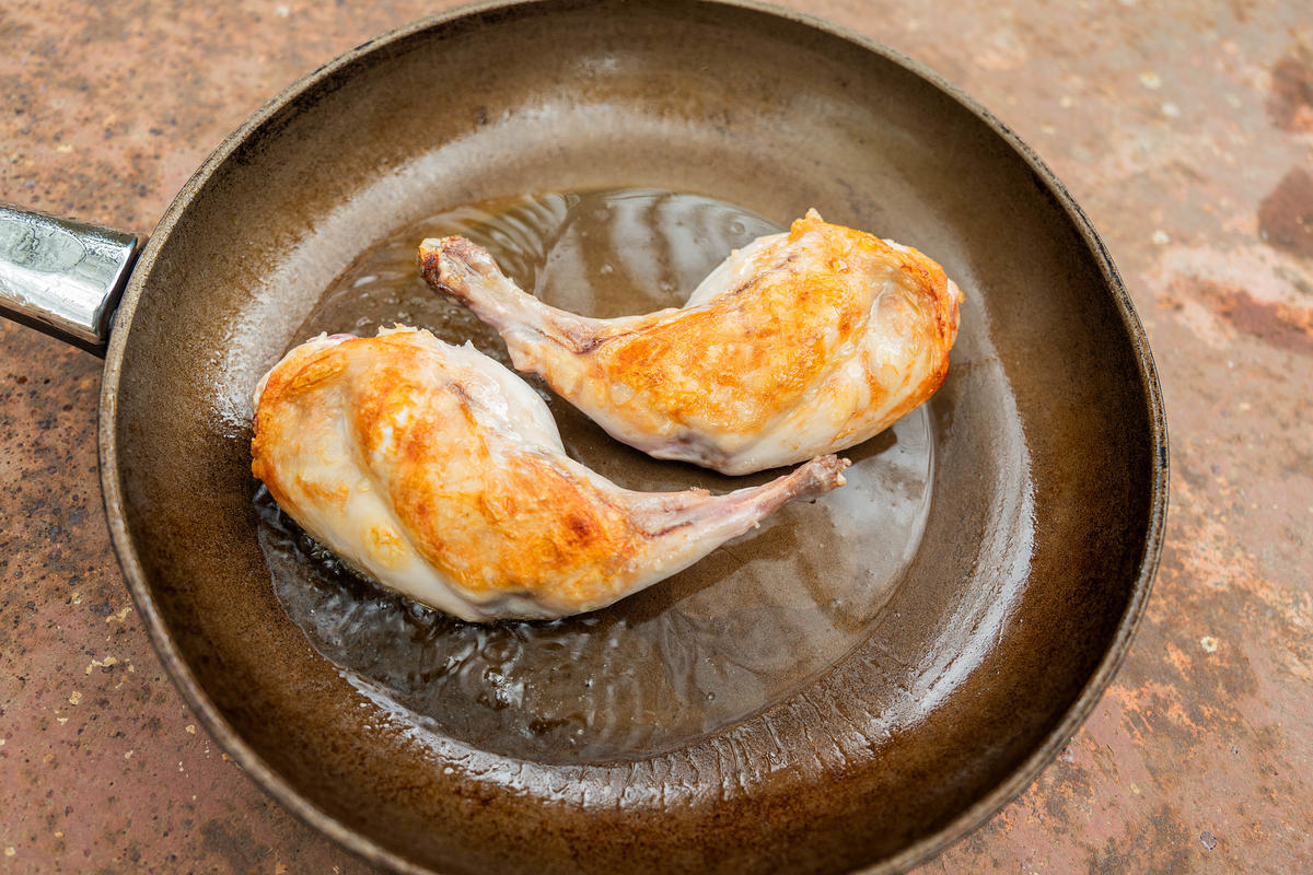 Das Kaninchen in acht Stücke teilen, waschen, trocken tupfen und parieren. In einer Pfanne Öl heiß werden lassen und die einzelnen Stücke nacheinander von allen Seiten scharf anbraten. (Quelle: Dorn/DJV)