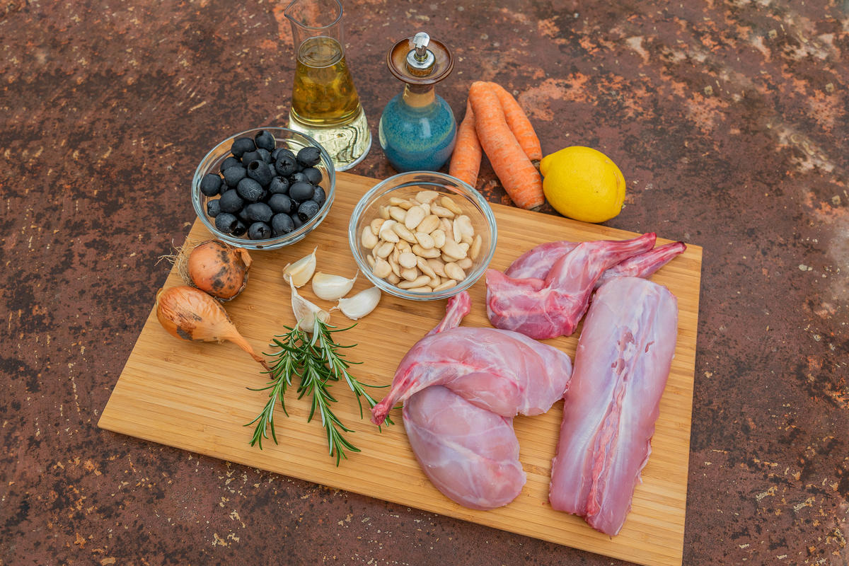 Die Hauptzutaten für das Rezept: Wildkaninchen, Oliven, Mandeln, Möhren, Zitrone, Zwiebeln, Rosmarin und Knoblauch.  (Quelle: Dorn/DJV)