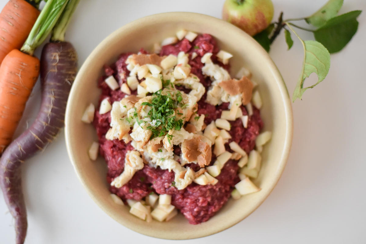 Hackfleisch mit Brötchen, Apfelstücken, Minze, Honig, Salz und Pfeffer würzen.  (Quelle: Kapuhs/DJV )