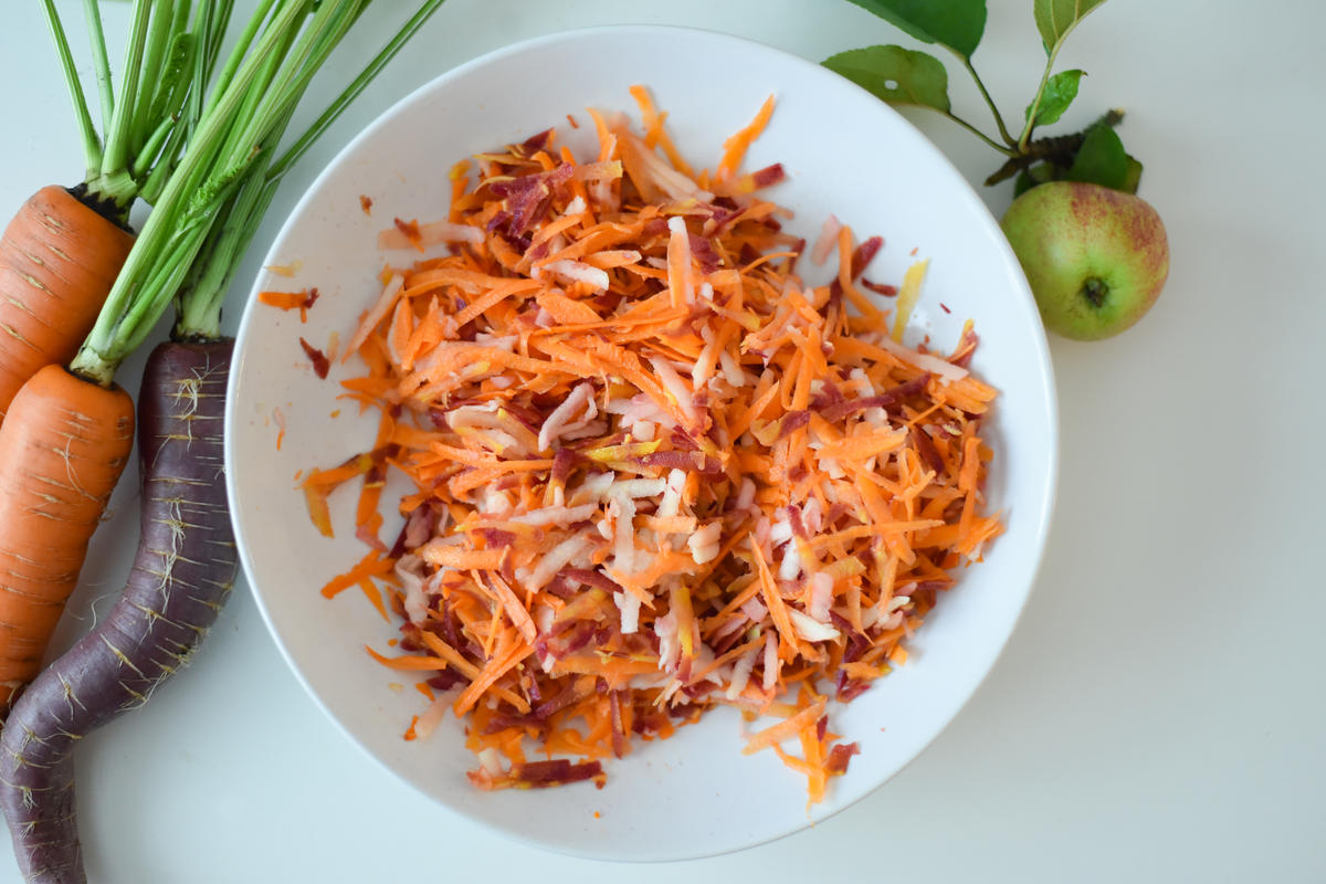 Den Salat mit Zitronensaft und etwas Zucker verfeinern. Anschließend im Kühlschrank ziehen lassen.  (Quelle: Kapuhs/DJV )