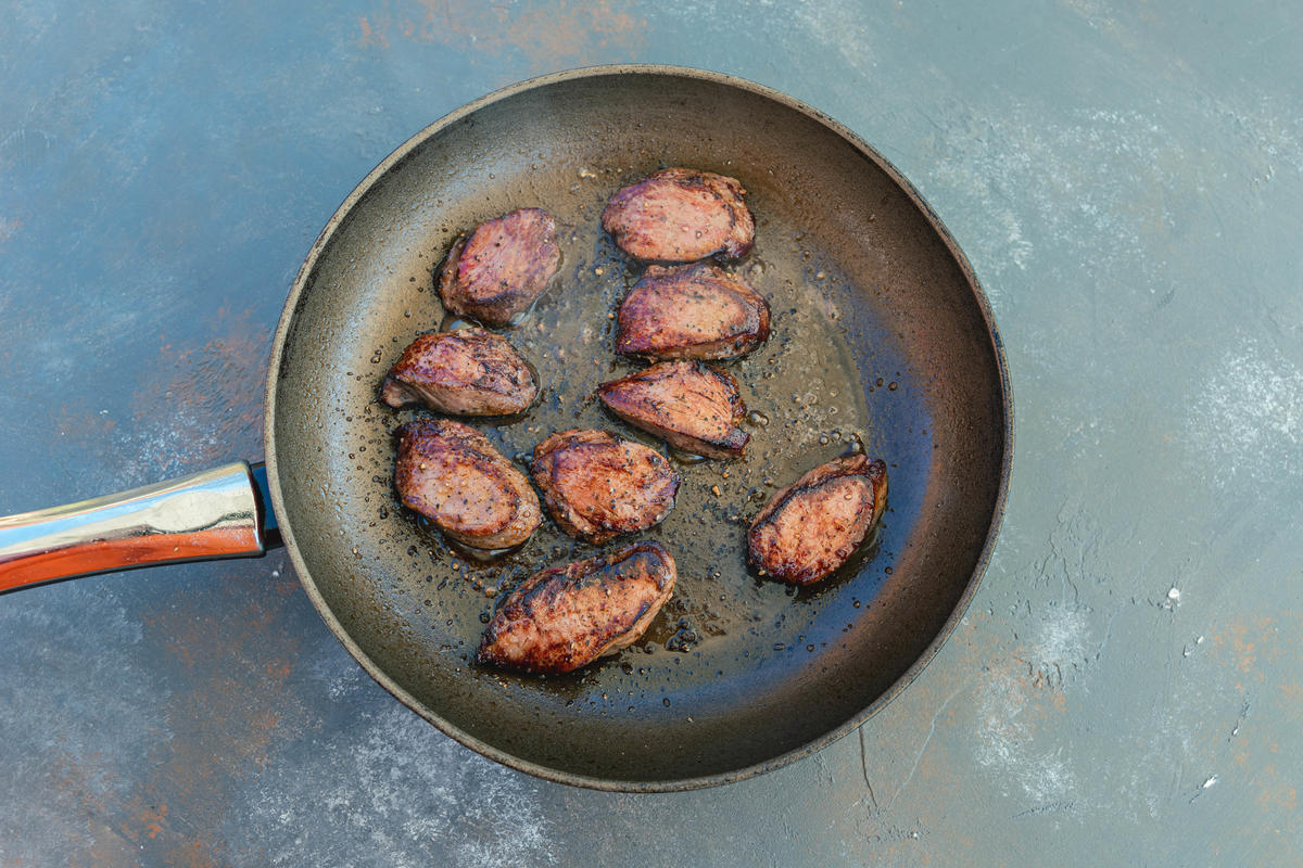 Wildschweinfilets parieren und in Medaillons schneiden. Olivenöl in einer Pfanne erhitzen und die Medaillons portionsweise von beiden Seiten kurz anbraten. (Quelle: Dorn/DJV)