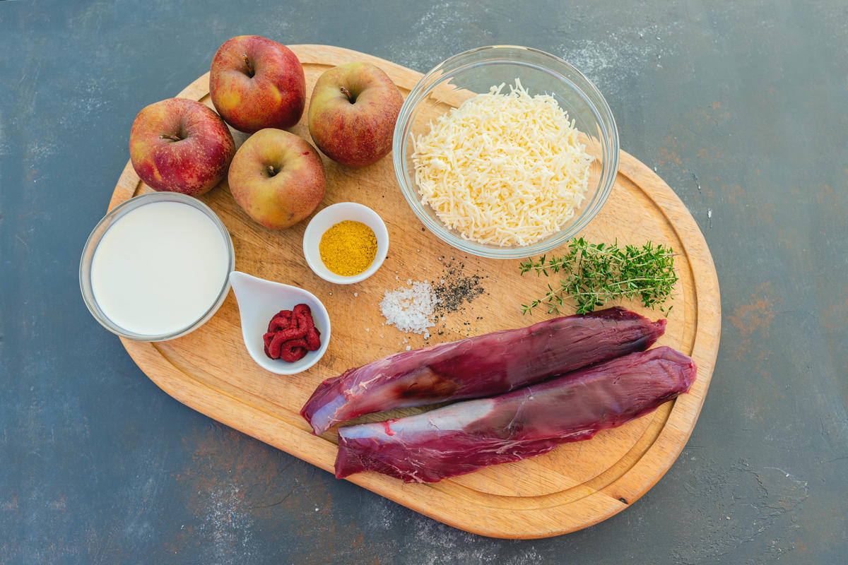 Die Hauptzutaten für das Rezept: Wildscheinfilet, Äpfel, Käse, Curry und Tomatenmark.  (Quelle: Dorn/DJV)