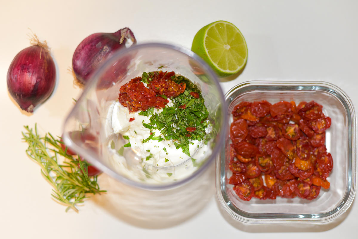 Für den Dip saure Sahne, Magerquark, Kräuter und Tomaten mischen. Mit Salz, Pfeffer und Limettensaft abschmecken.  (Quelle: Kapuhs/DJV )