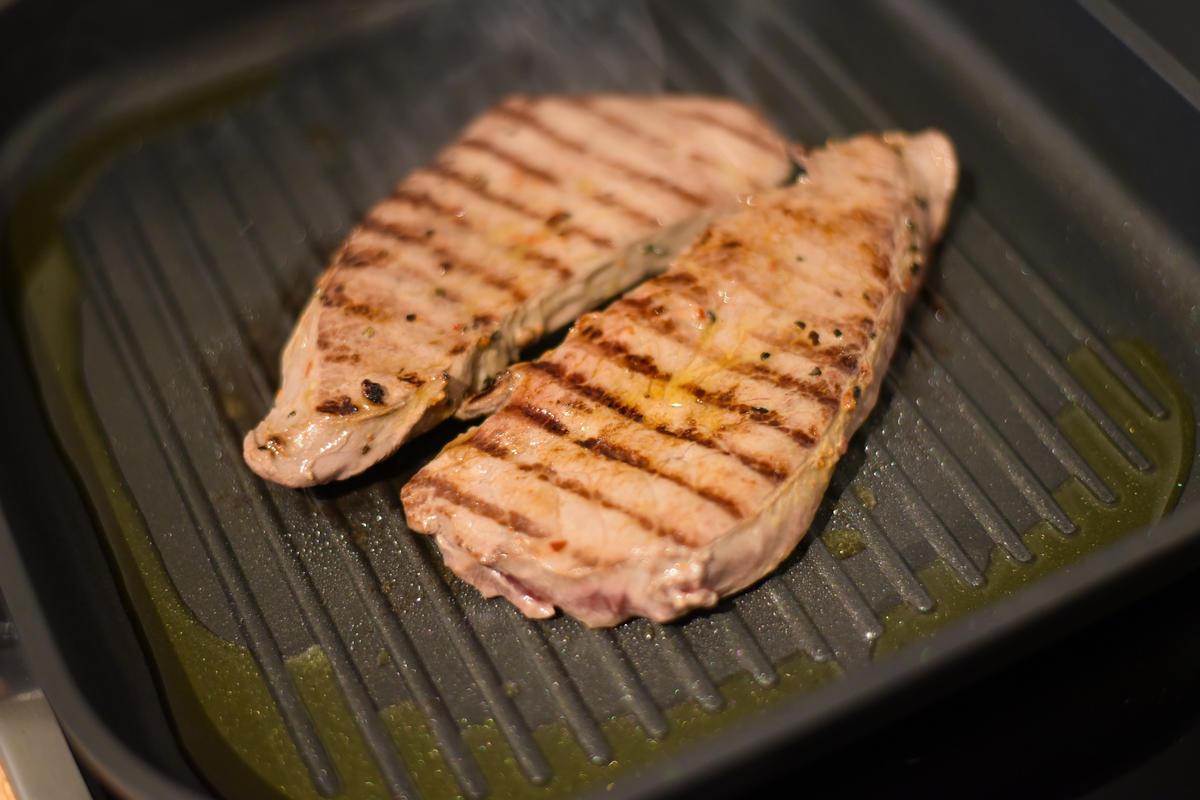 Die Steaks scharf anbraten und im Ofen noch einige Minuten ziehen lassen.  (Quelle: Kapuhs/DJV )