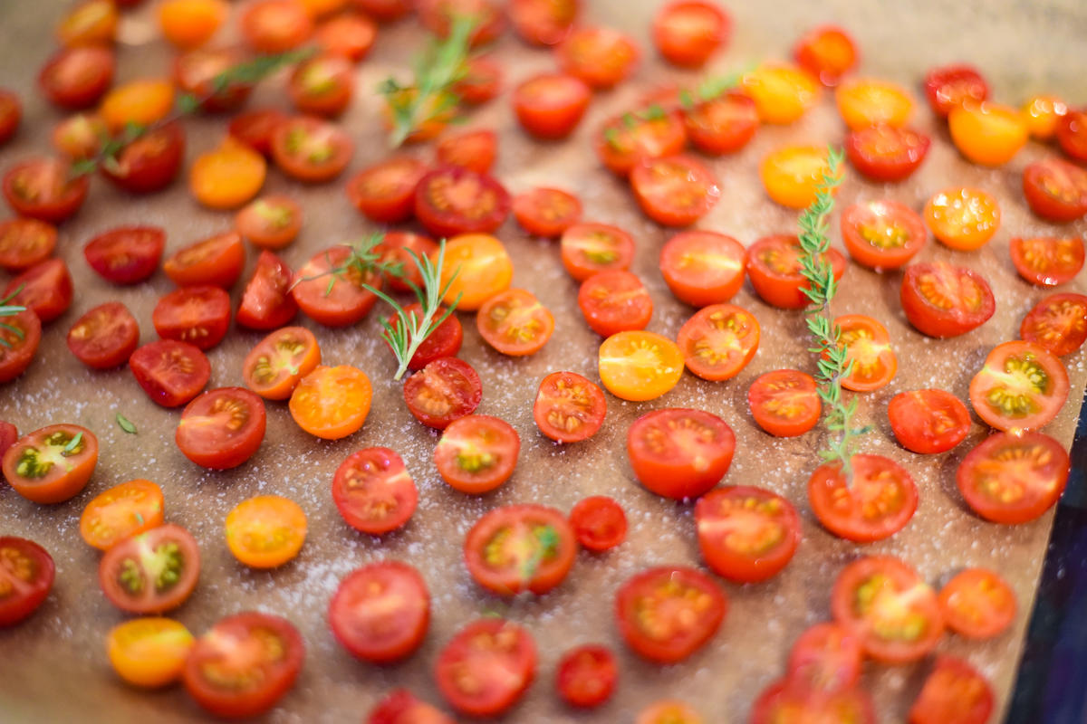 Die Kirschtomaten halbieren, salzen und im Backofen trocknen.  (Quelle: Kapuhs/DJV )