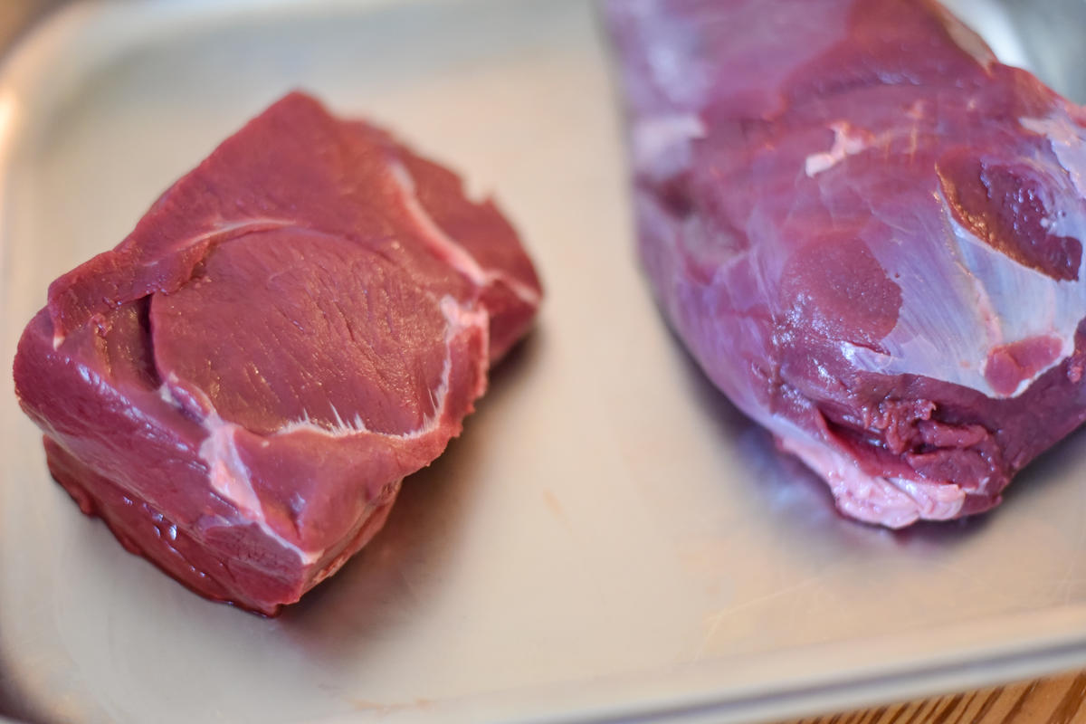 Das Fleisch portionieren. Möglichst gleich große Stücke schneiden.  (Quelle: Kapuhs/DJV)