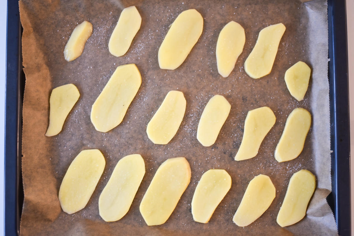 Kartoffeln in dünne Scheiben schneiden und backen.  (Quelle: Kapuhs/DJV)