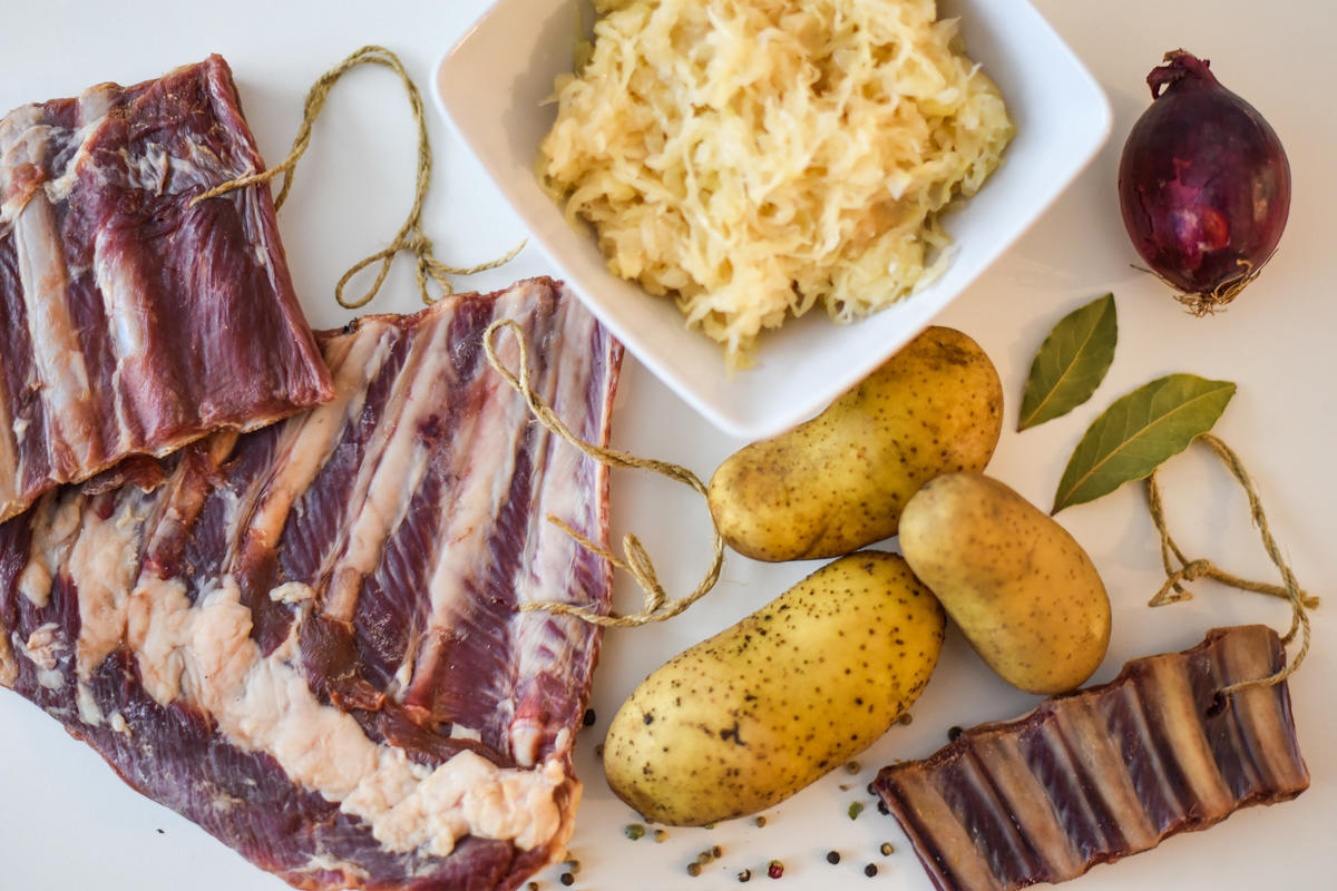 Die Hauptzutaten für das Rezept: geräucherte Wildschweinrippchen, Sauerkraut und Kartoffeln.  (Quelle: Kapuhs/DJV)
