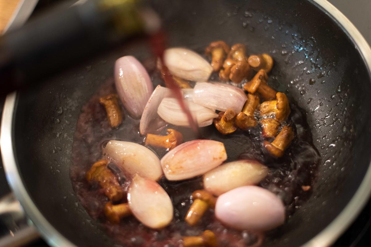 Schalotten und Pilze in Butter anbraten. Mit Rotwein ablöschen und nach Belieben pürieren.  (Quelle: Kapuhs/DJV)