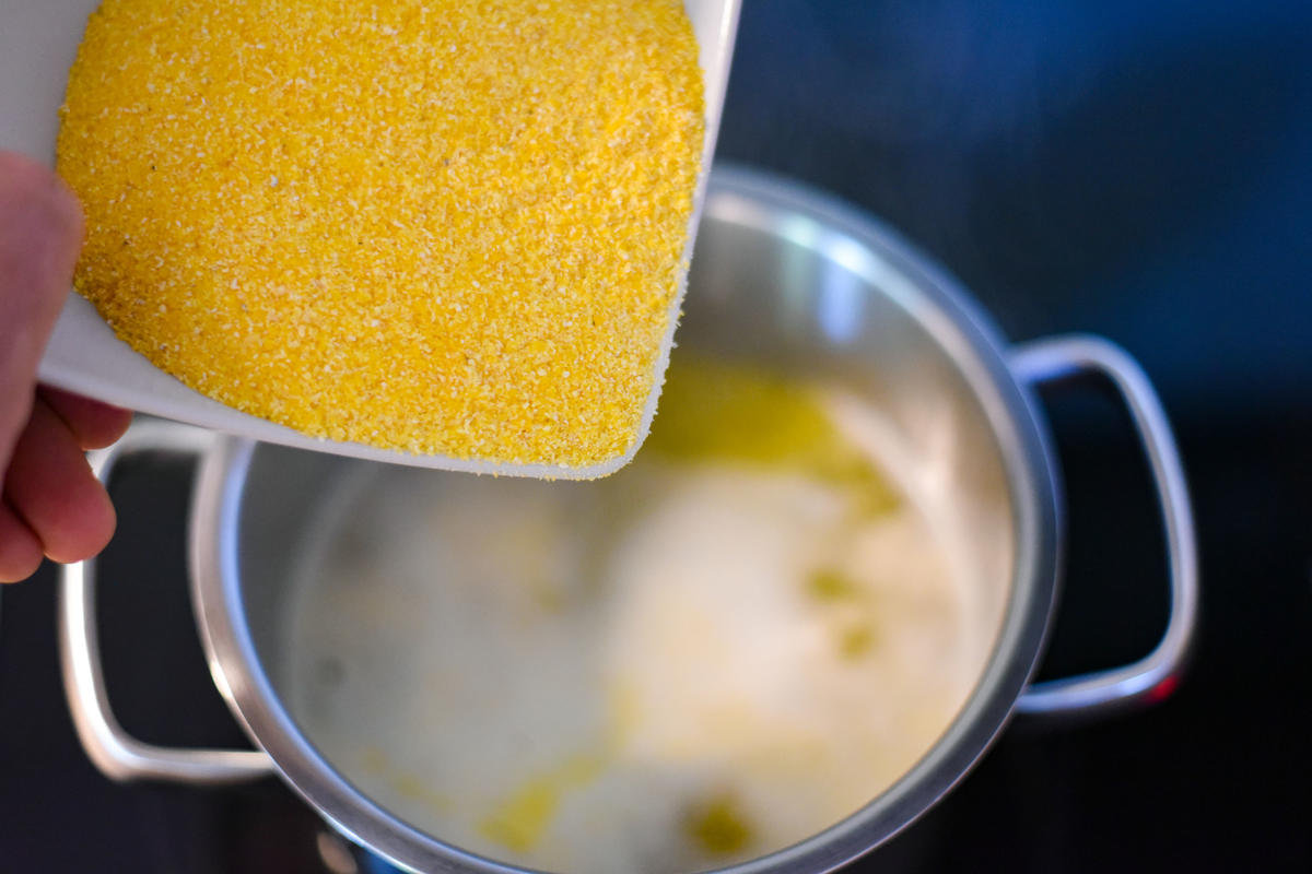 Maisgrieß ins kochendes Wasser geben und unter ständigem rühren 15 Minuten köcheln lassen.  (Quelle: Kapuhs/DJV)
