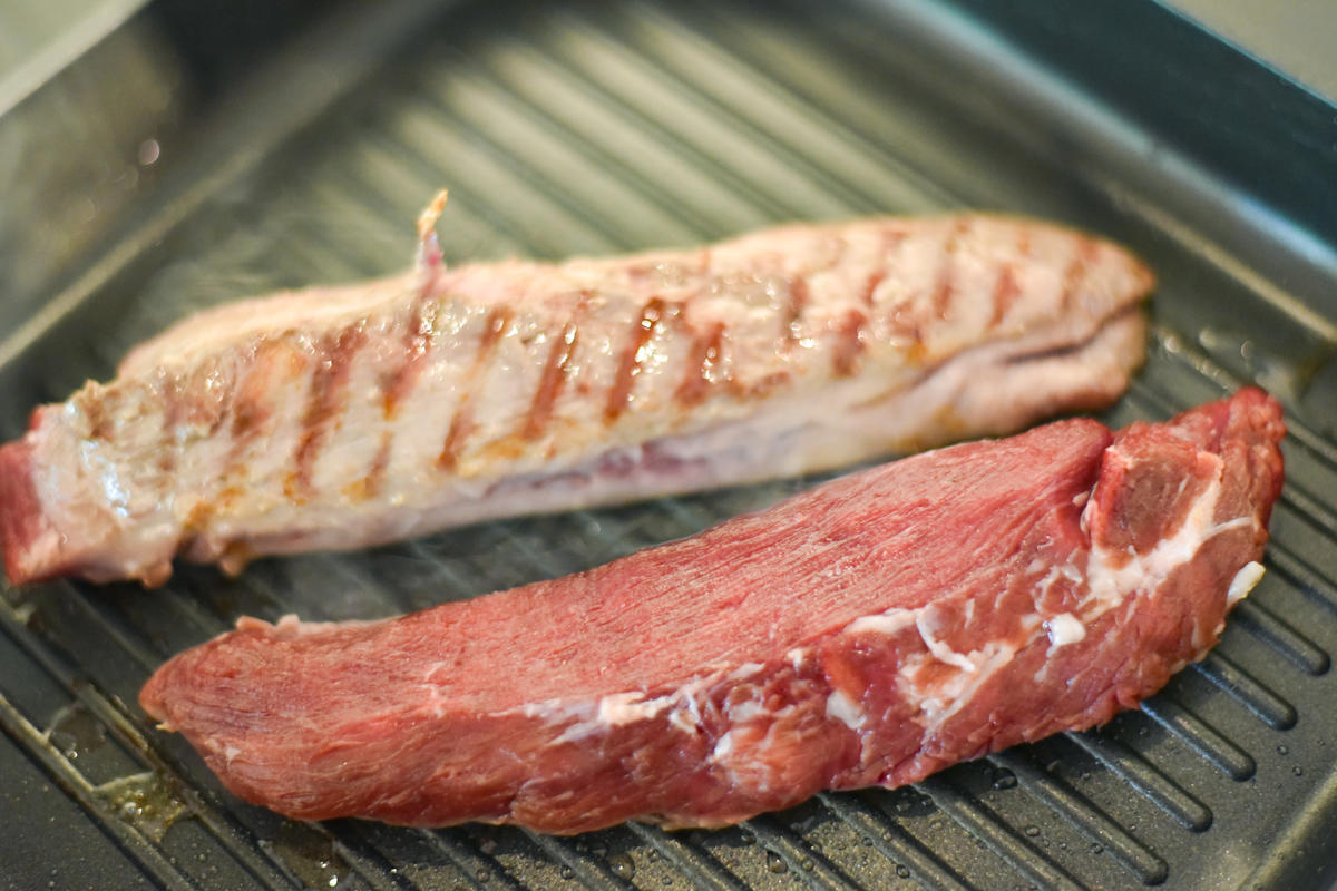 Wildschweinlende mit Salz und etwas Zucker würzen. Von allen Seiten scharf anbraten und im Backofen bei 150 Grad Celsius weitere zehn bis zwölf Minuten ziehen lassen.  (Quelle: Kapuhs/DJV)