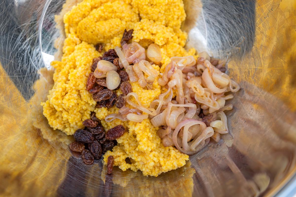 In der Zwischenzeit die Rosinen in etwas warmem Wasser einweichen. Den Couscous nach Packungsanleitung garkochen. Die Pinienkerne in einer Panne ohne Fett anrösten. Die Schalotten schälen und in Ringe schneiden. (Quelle: Dorn/DJV)