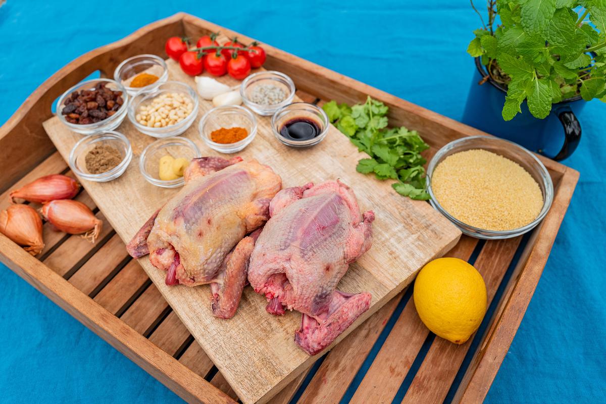 Die Hauptzutaten für das Rezept: Tauben, Couscous, Gewürze, Tomaten und frische Kräuter. (Quelle: Dorn/DJV)