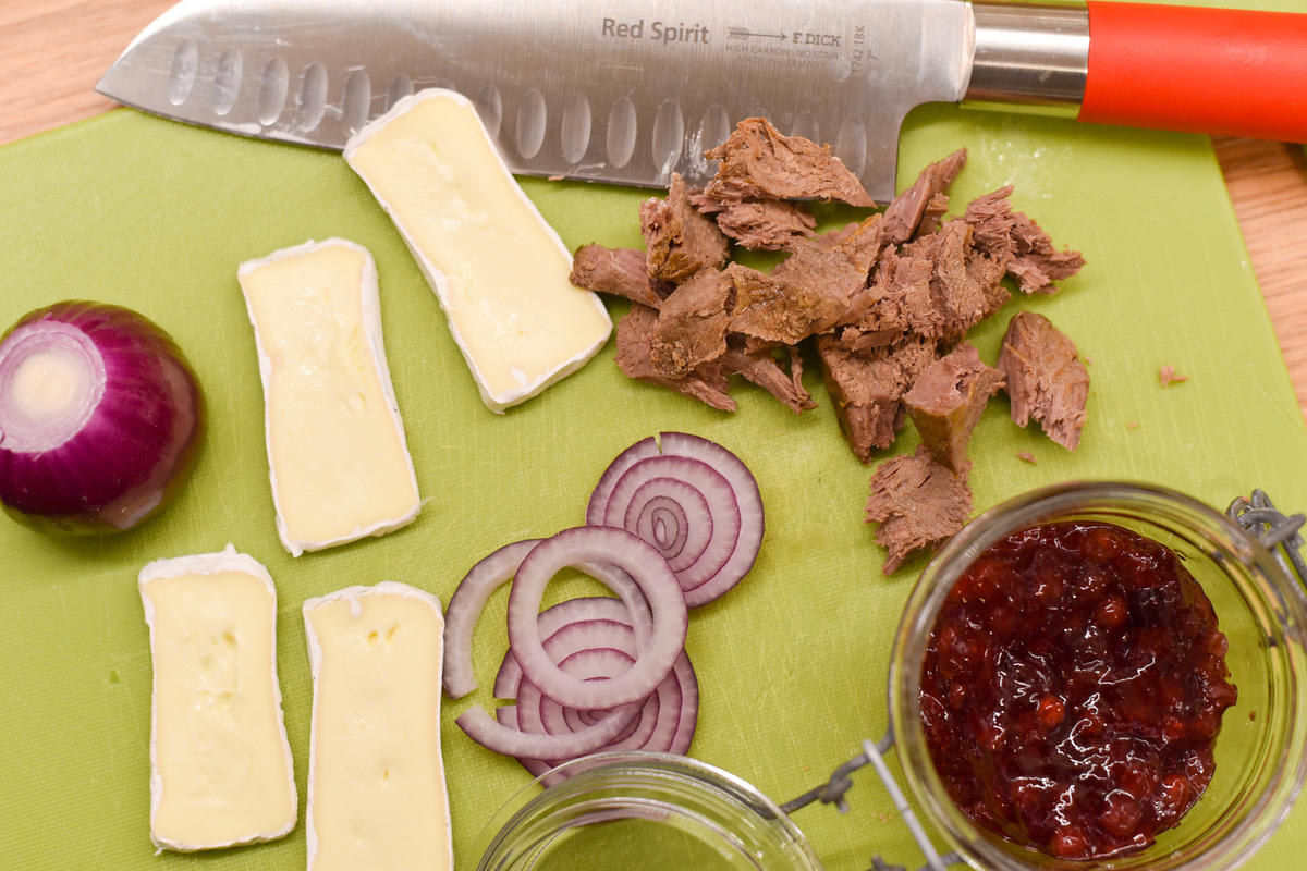 Fleisch kleinzupfen, Zwiebeln und Camembert in Ringe/Scheiben schneiden.  (Quelle: Kapuhs/DJV)