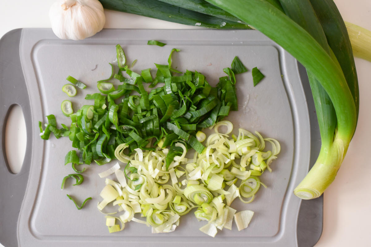 Lauchzwiebeln und Knoblauch klein schneiden. Zum Hack geben und kurz anbraten.  (Quelle: Kapuhs/DJV)