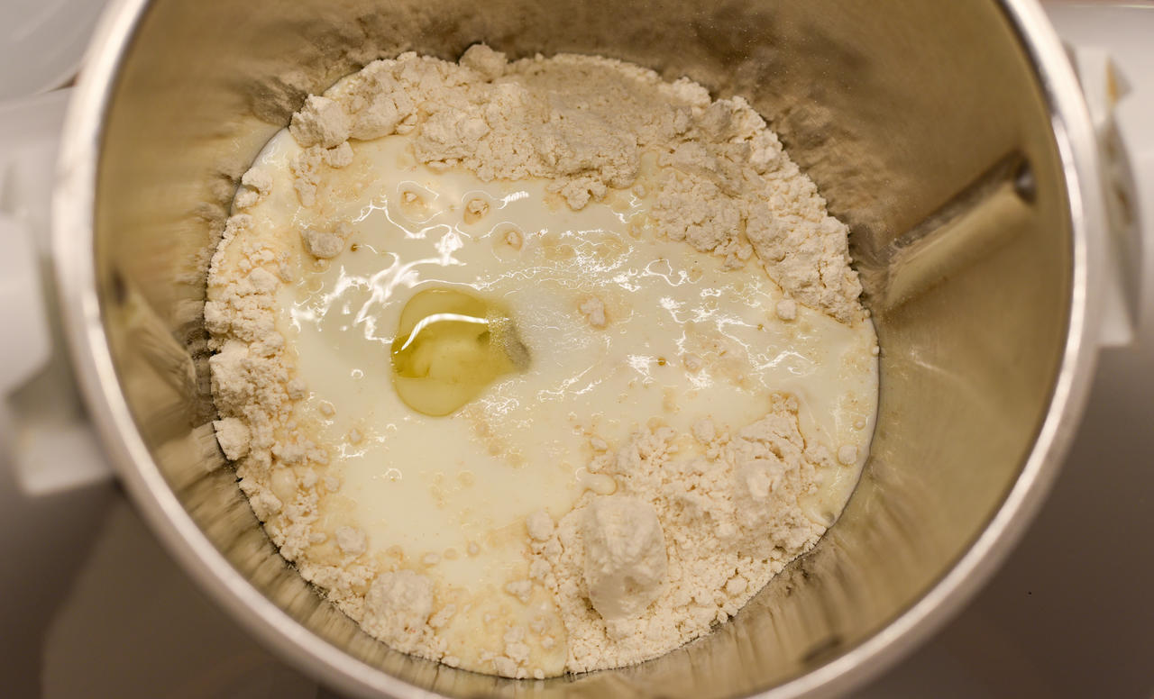 Mehl, Kefir, Salz und Öl zu einem Teig verrühren.  (Quelle: Kapuhs/DJV)