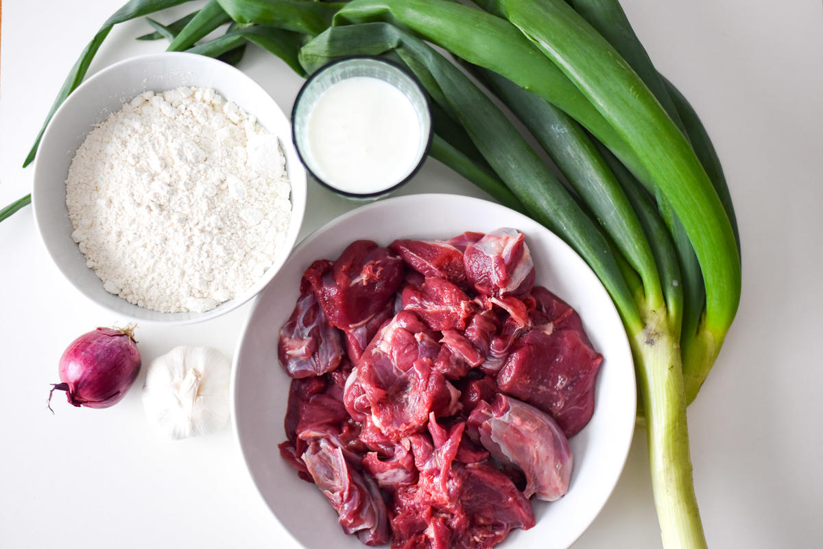 Die Hauptzutaten für das Rezept: Rehfleisch, Mehl, Kefir, Lauchzwiebeln und Knoblauch.  (Quelle: Kapuhs/DJV)