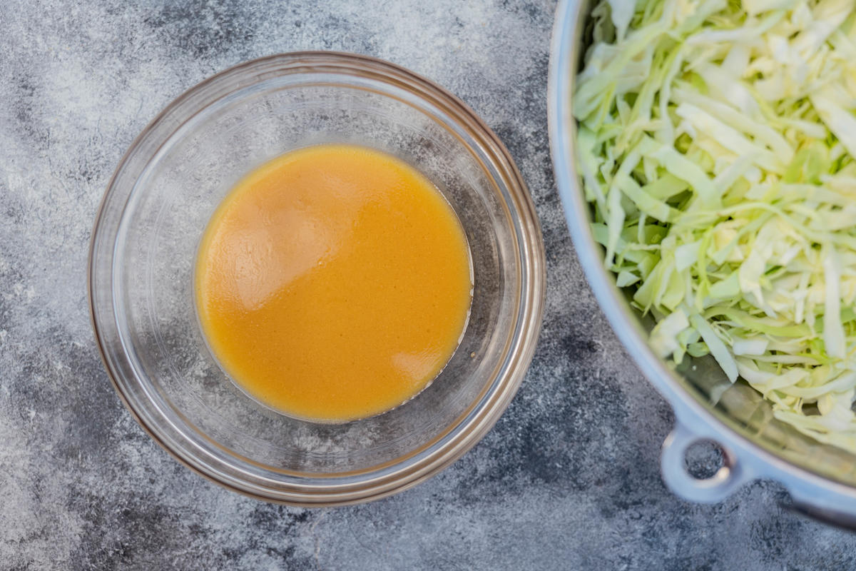 Honig, Rapsöl, Essig und Senf zu einer Vinaigrette verrühren. Mit Salz und Pfeffer abschmecken. (Quelle: Dorn/DJV)