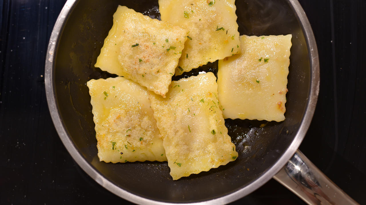 Die Ravioli für 6 Minuten in siedendes Wasser geben. Anschließend abtropfen lassen und für zwei drei Minuten in Kräuterbutter anbraten.  (Quelle: Kapuhs/DJV)