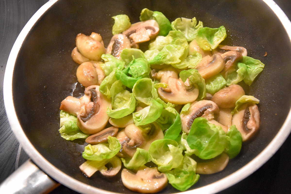 Champignons und Rosenkohlblätter anrösten.  (Quelle: Kapuhs/DJV)