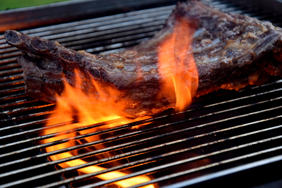 Rippchen für wenige Minuten bei direkter Hitze grillen. (Quelle: Kapuhs/DJV)