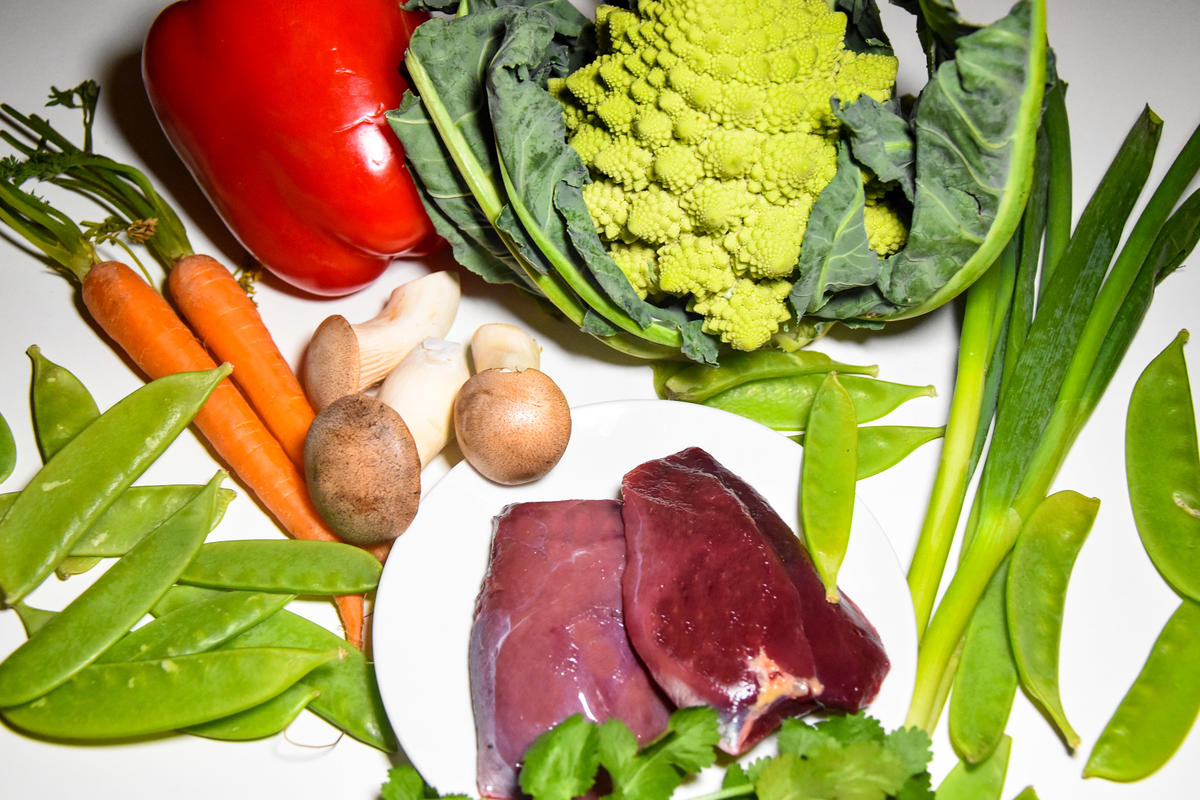 Die Hauptzutaten für das Rezept: Romanesco, Pilze, Paprika, Möhren, Schoten, Lauch, Stockentenbrüste, Brühe und Mehl für den Teig. (Quelle: Kapuhs/DJV)