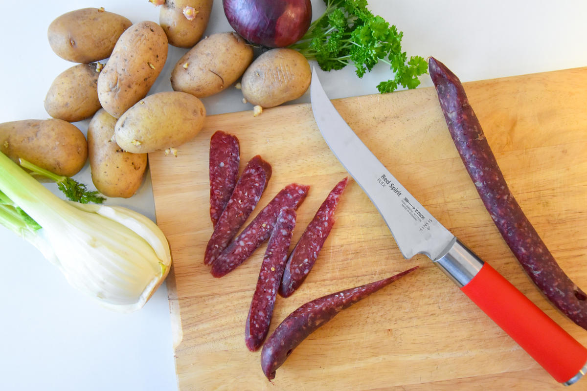 Die Hauptzutaten für das Rezept: Kartoffeln, Fenchel, Wildschweinknacker. (Quelle: Kapuhs/DJV)